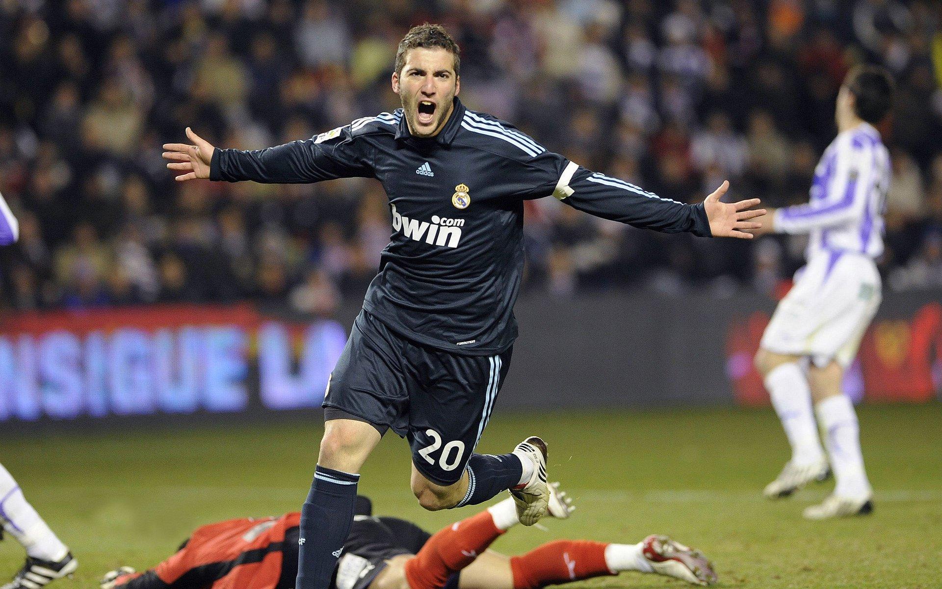 阿圭罗坚信梅西将续留巴萨，瓜迪奥拉盛赞俱乐部为世界最佳