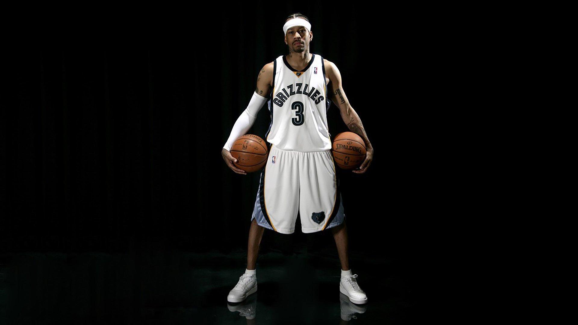 昔日战友今成对手！本泽马凝视C罗瞬间引爆足坛热议